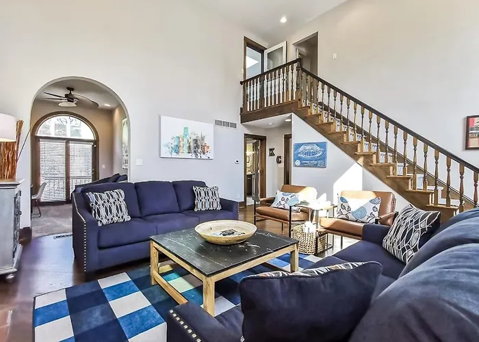 Stunning Plaza Home-Location Unbeatable-New Remodel
