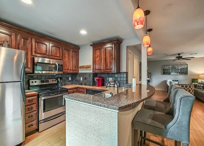 Quiet Plaza Two Bedroom 2 Bathroom